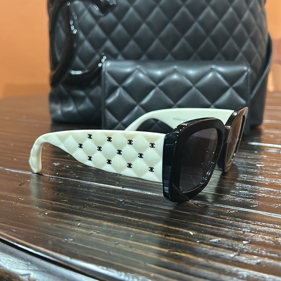 SOLD! CHANEL 2023 STUNNING SHADES. BEAUTIFUL!!!! Enjoyed maybe 3 times. - Picture 4 of 17